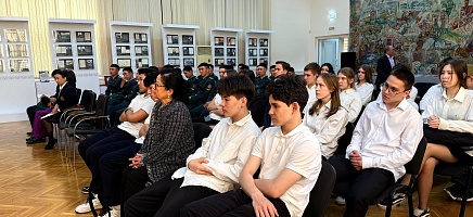 Выставка «Ерлікке тағзым» открылась в Уйгурском театре Алматы фото галереи 4